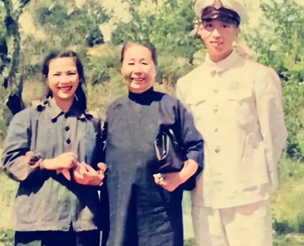 1906年，31岁的张作霖强势娶了18岁的许澍旸。大婚当夜，张作霖搂着许澍旸纤细