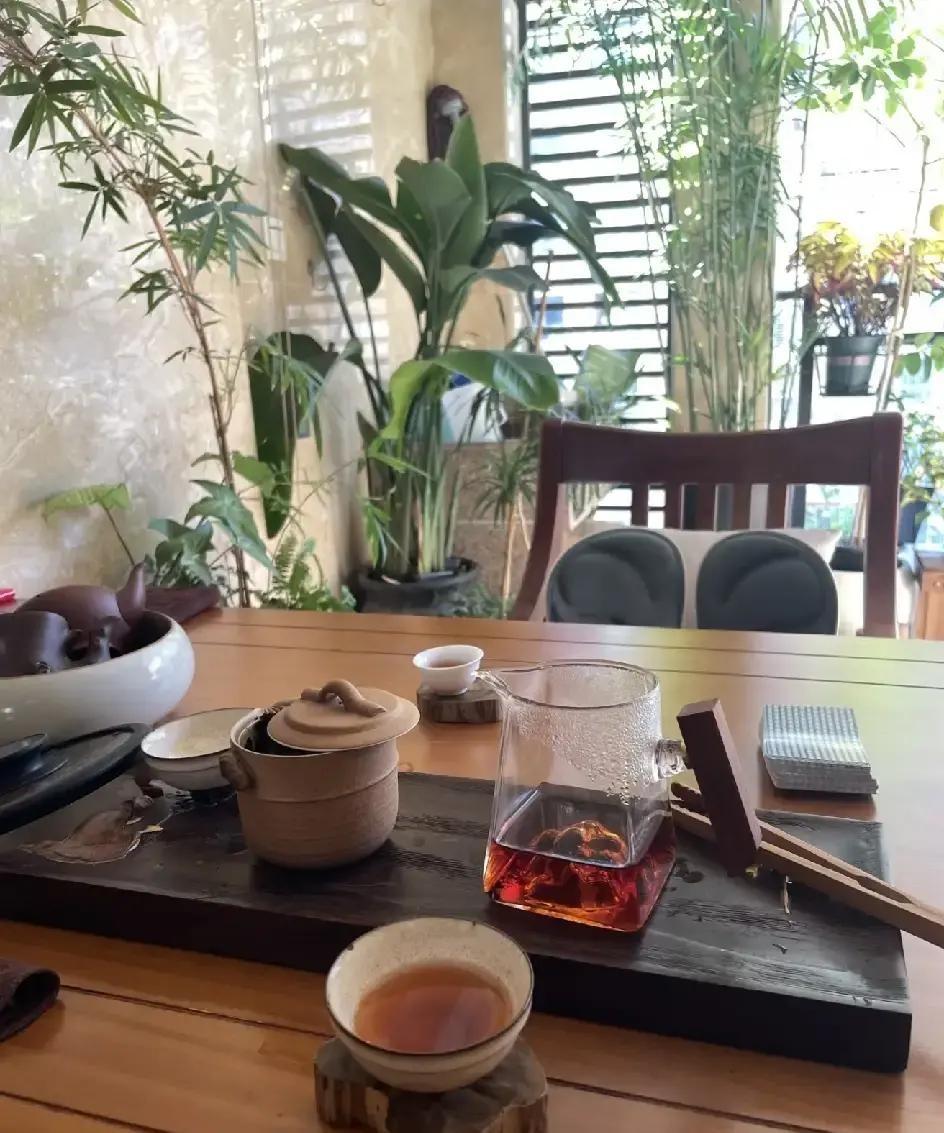 昨天去养老院看亲戚，目睹一件事。护工把饭搁在老太太够不着的地方就走了。老太太
