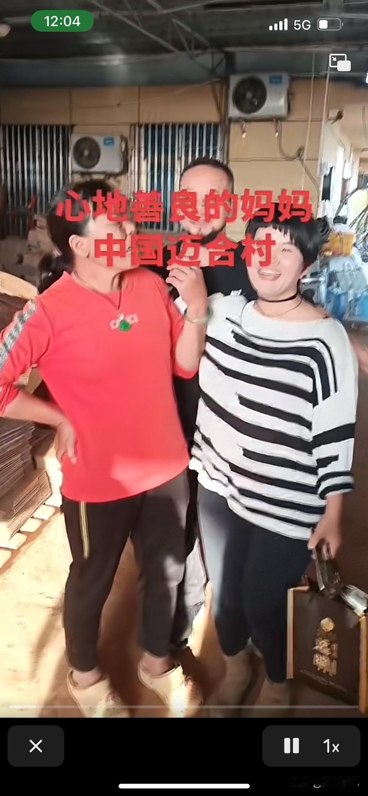 全红婵妈妈一点也没有张扬，也没有因女儿的名声而耍大牌，来看她的观众们要求拍照时，