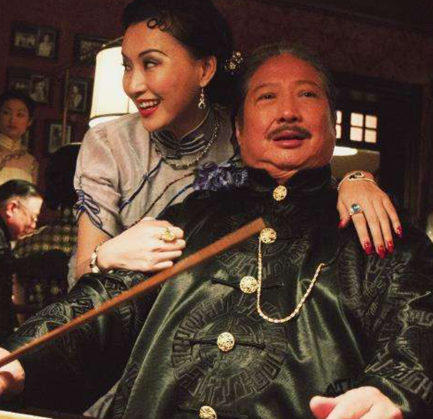 1922年，黄金荣告诉妻子林桂生：“我要娶露兰春，你交出正室之位和家里的财政大权