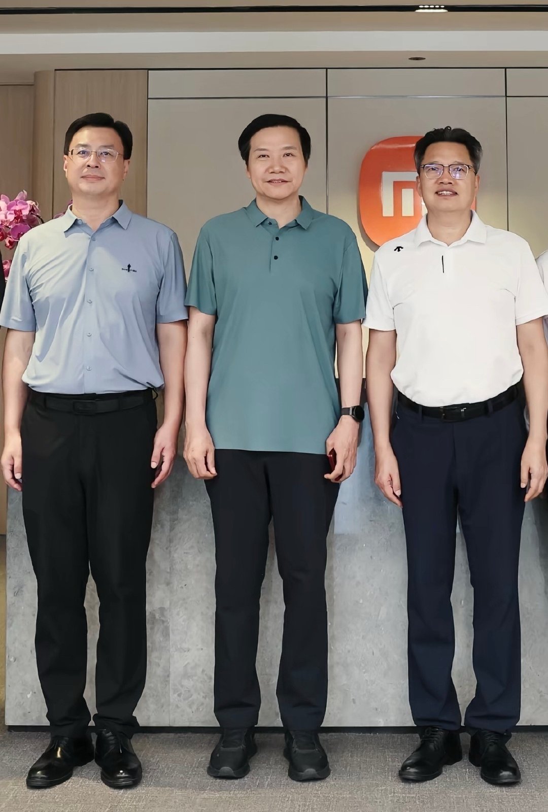 雷总拿的什么手机怎么有两层[doge]​