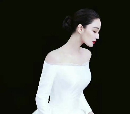 当年，何捷带张馨予回家见父母，准备商讨婚事。但何父坚决反对，说：“我们的家庭，岂