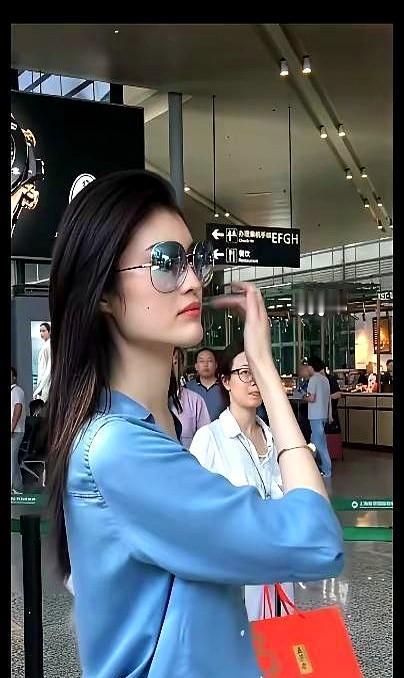 何穗产后三个月签约法国奢侈品牌。产后90天。何穗拿下了法国奢侈品牌的全球代言