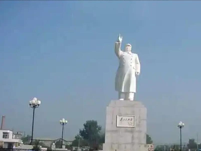 1968年8月，中国当时最大的毛主席雕塑落成！许将军批示，把这尊毛主席像拿到南京