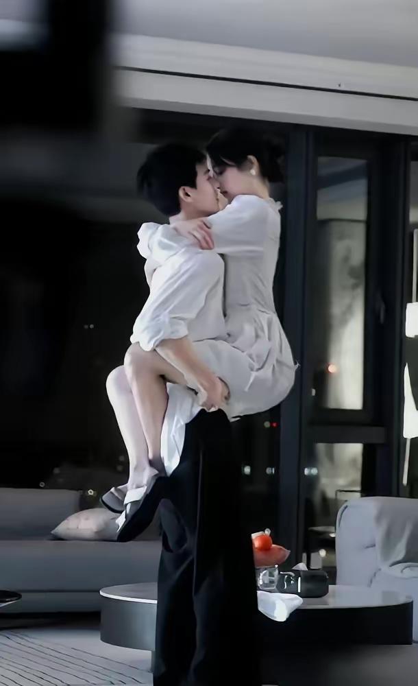 关晓彤和李昀锐这事，彻底把成年人那点伪装给撕了，正片根本没法看。​花絮里，李昀