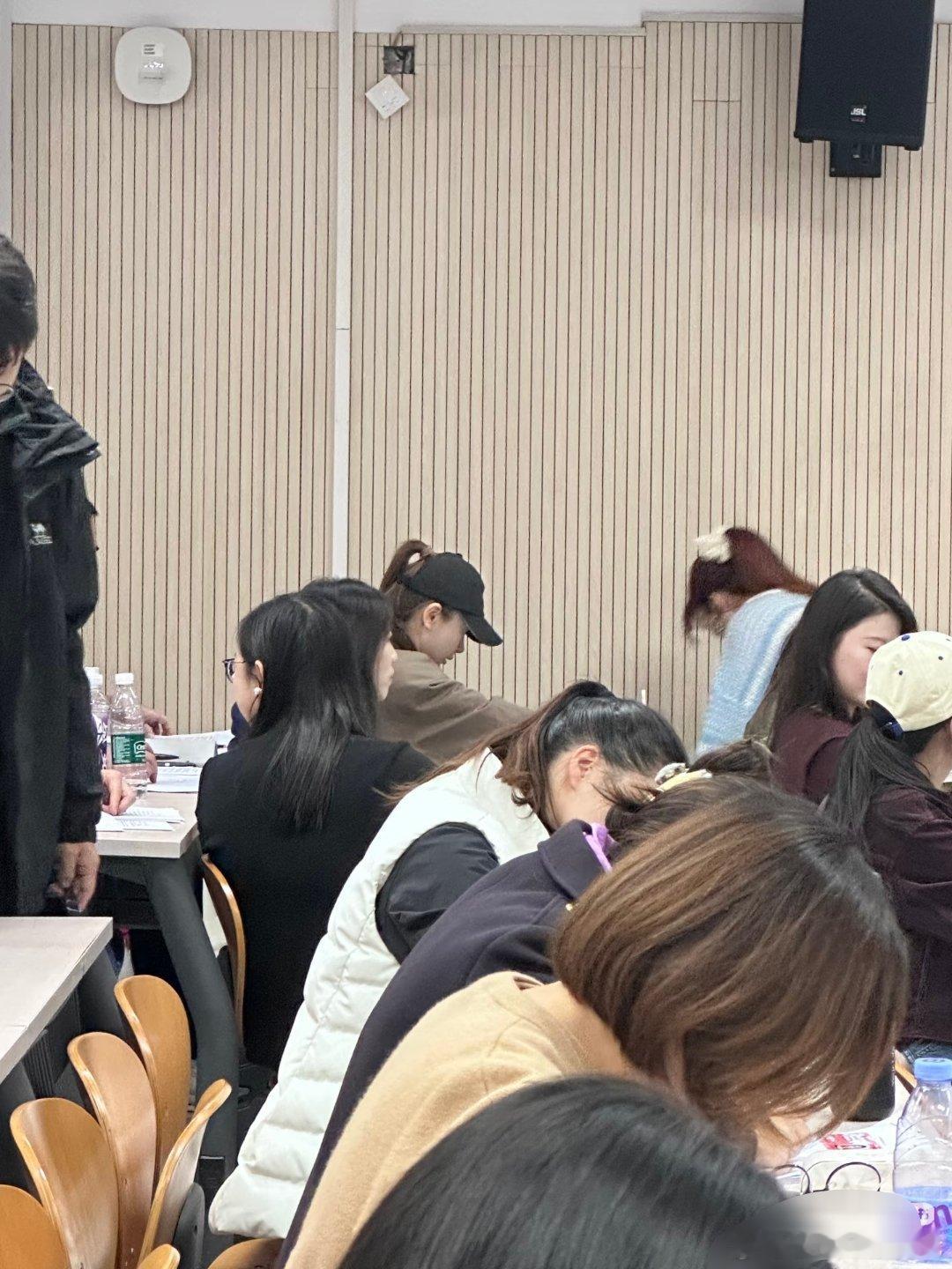 有网友北京大学上课偶遇戚薇来😳😳😳真考上了啊​​​