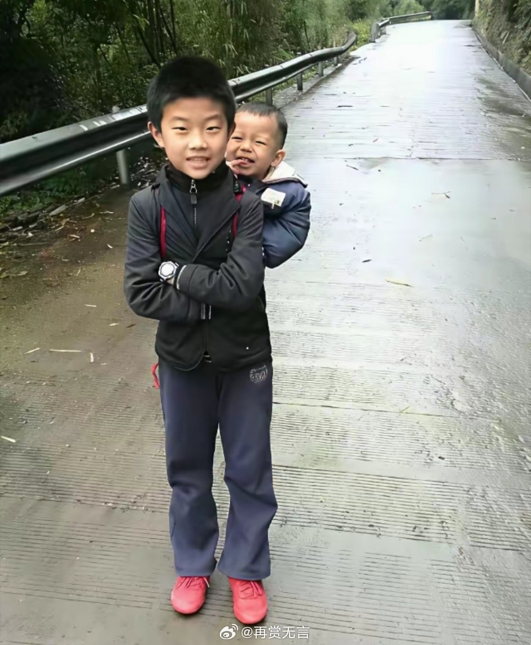 当年舅舅背后的萌娃，一夜之间长大了，舅舅也变成帅哥了。