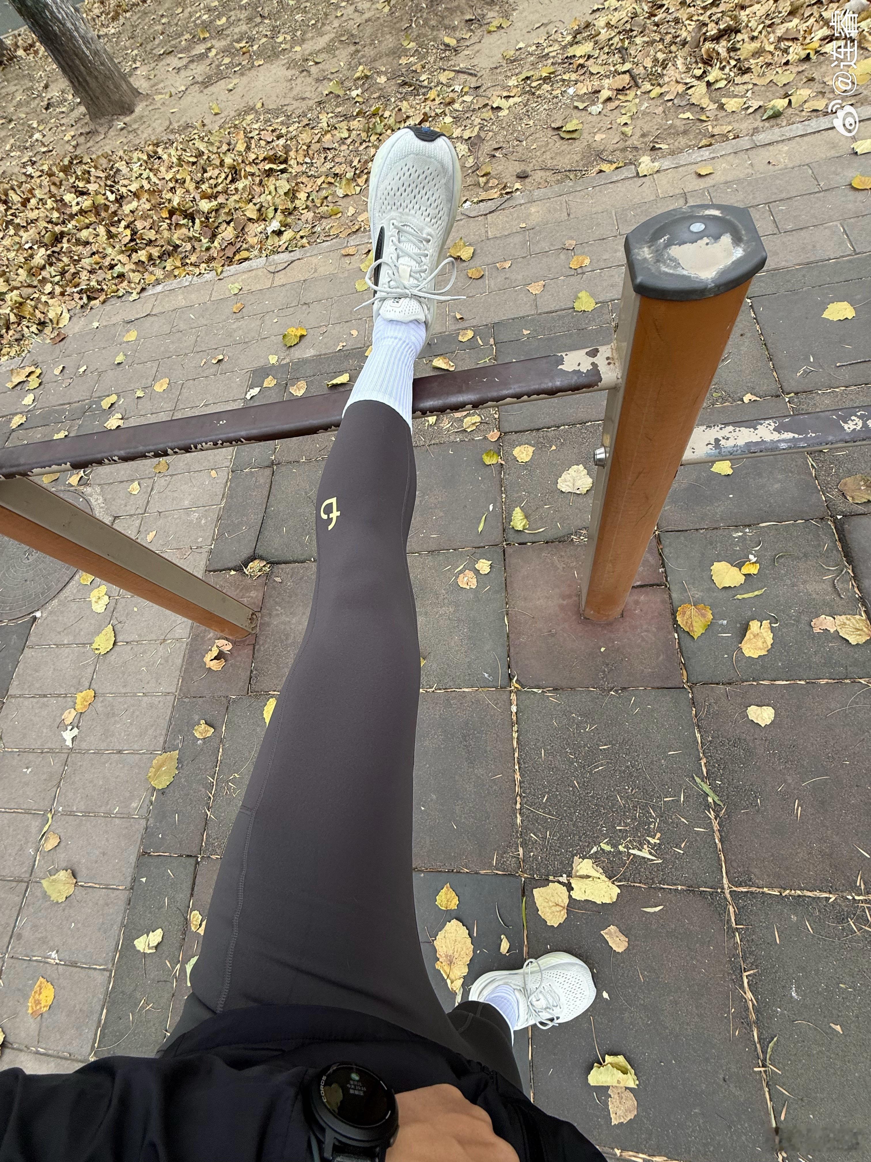 穿上加绒压缩裤，我理解小姐姐们为啥喜欢瑜伽裤了：真的舒服。