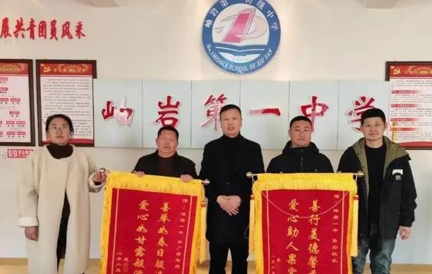 11月20日，辽宁鞍山一老师上课点名，却发现一名学生没来上课，情急之下，老师拨通