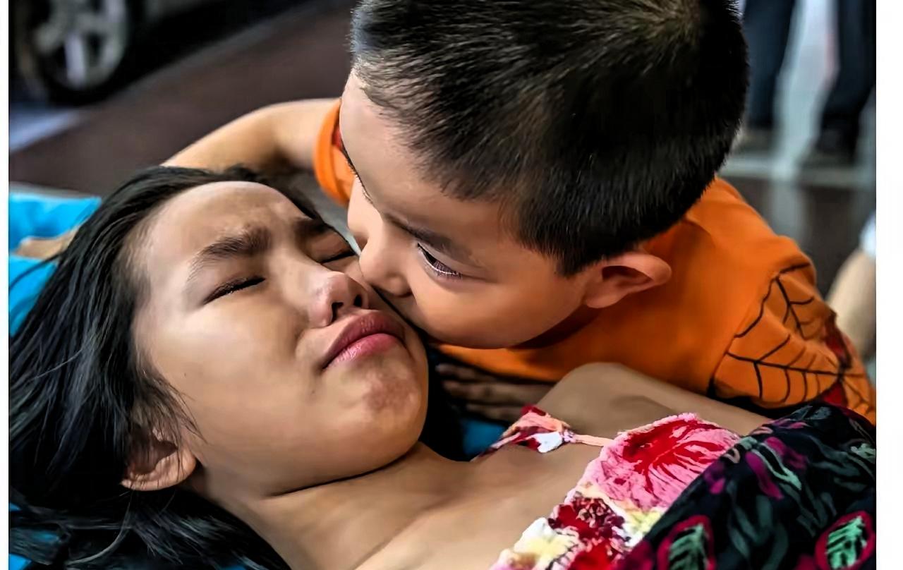 河南信阳一名7岁男孩用三轮车送受伤姐姐就医的事情，让很多人感受到了平凡生活里的温