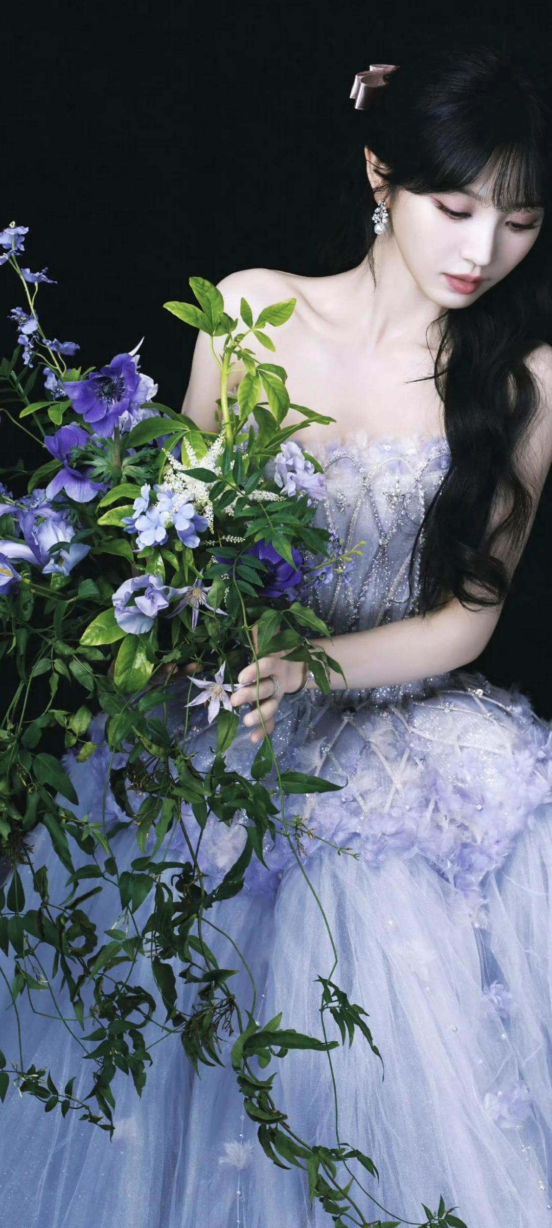 田曦薇壁纸～像从童话里走出来的公主，淡紫纱裙与黄花的搭配太美了……