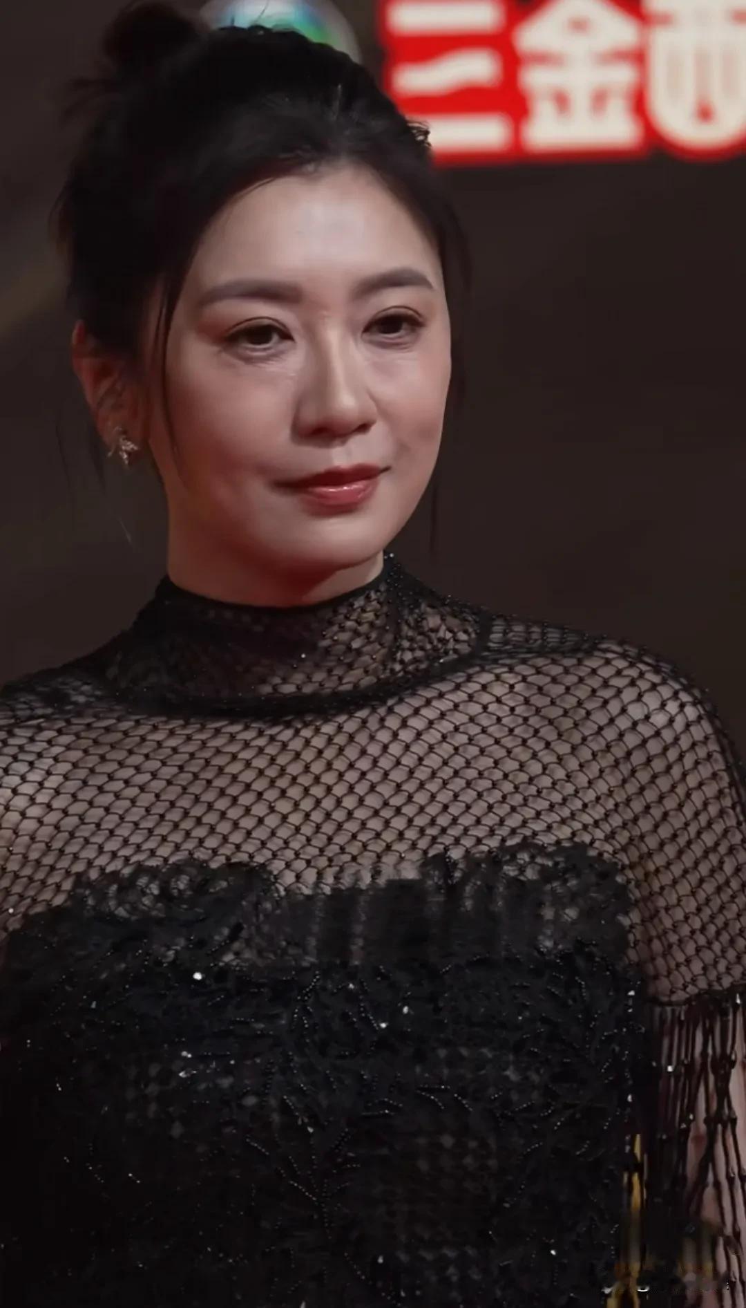 都在感叹贾静雯长了一张不老的脸，五十岁像三十岁，看了她的近照，才知道不老的只是美