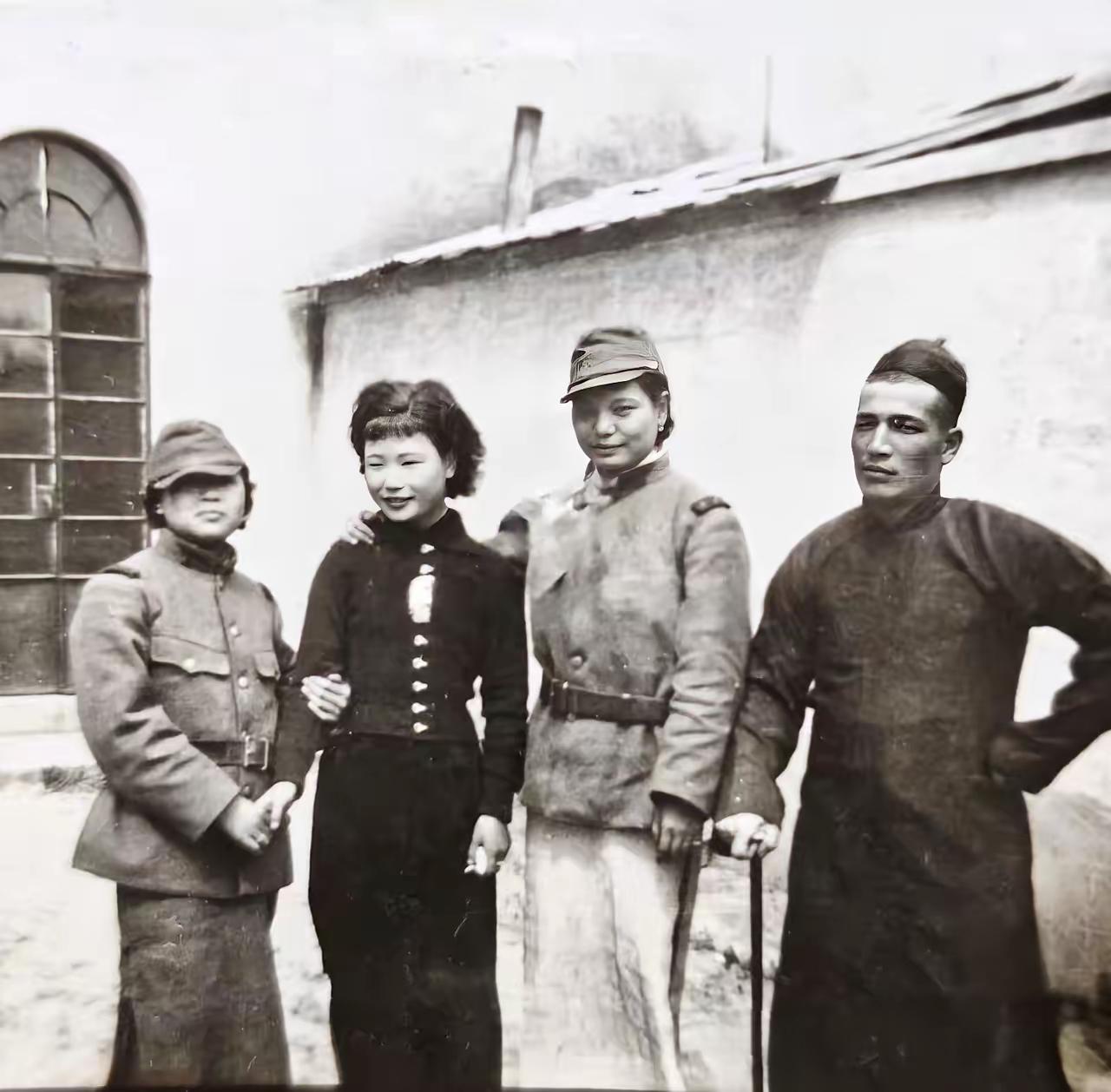 这是一张令人感到奇怪的照片。照片中，两个日军女兵拉着一个中国姑娘。左边的女日军牵