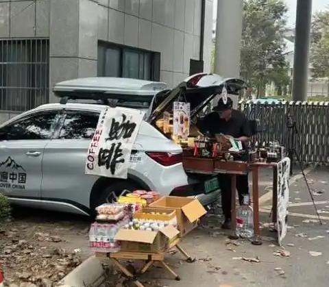 “商业鬼才！”江苏，一男子敏锐发现，殡仪馆早上出殡的人很多，但都熬了一夜身心俱疲