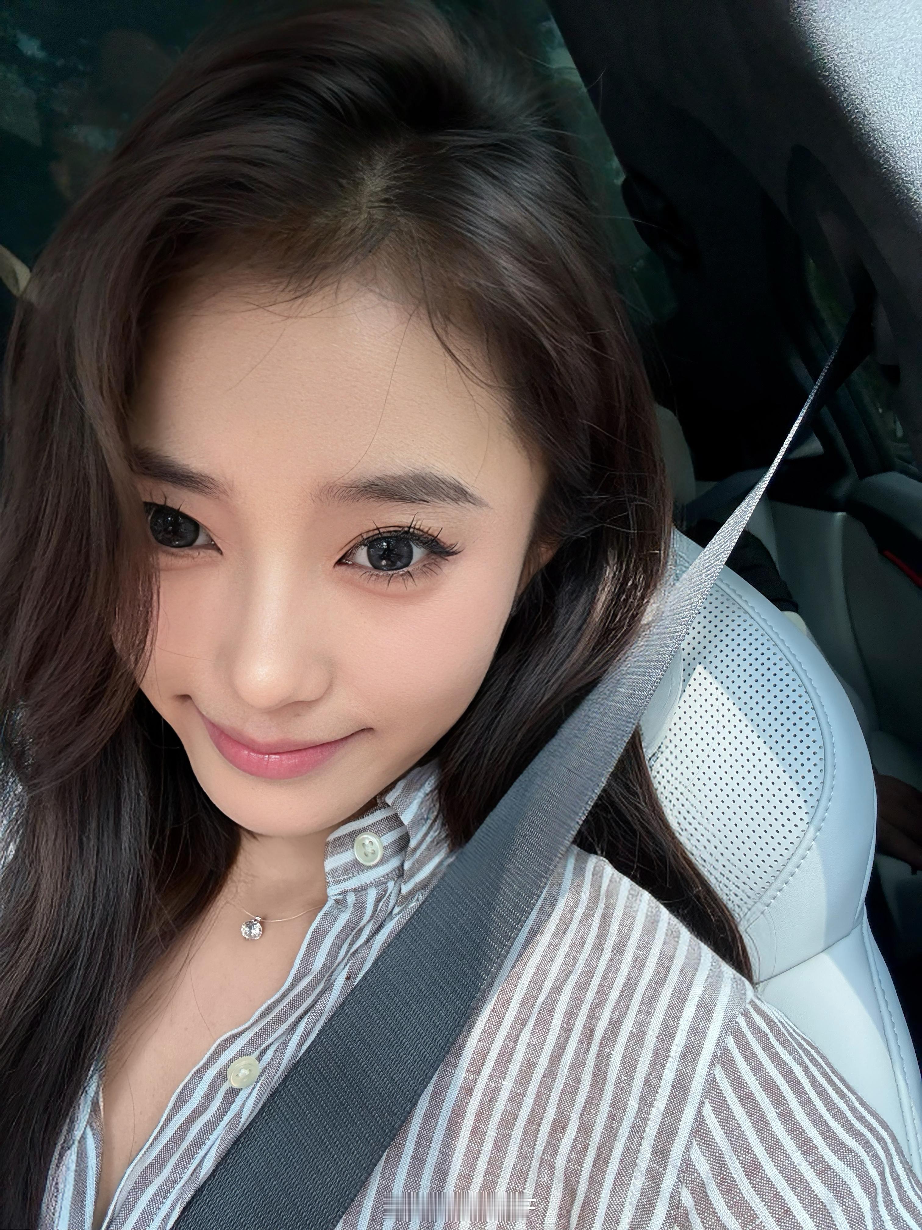 今天身体不舒服心情也不美丽但人还挺美的….​​​