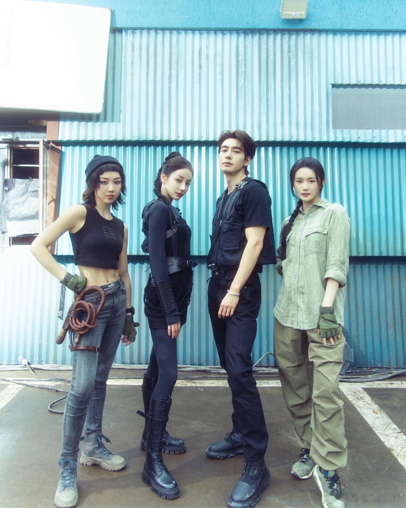 热巴发了其他演员的照片好喜欢每一张都是回忆和努力的成果