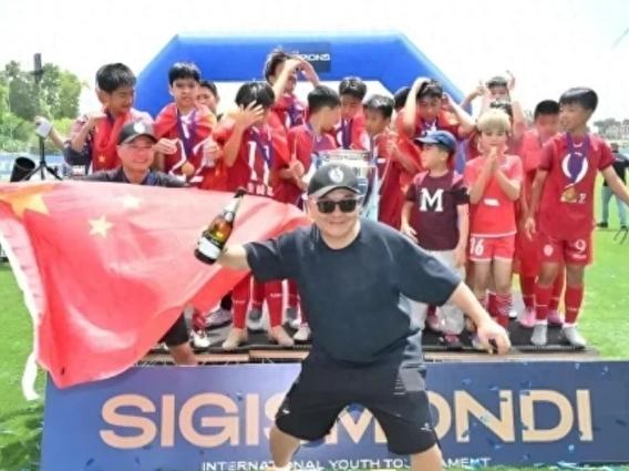 央视终于报了！这群12岁的中国孩子，没编制、没场地、教练没证，却7战全胜，在意大