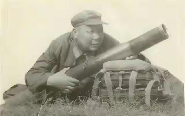 1955年9月27日，中南海怀仁堂。授衔仪式进行到一半，有人递了张纸条上去，上面