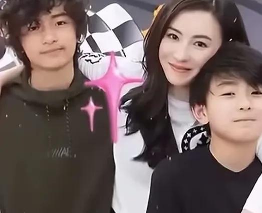 《十三年烟火，她把岁月熬成了孩子的光》十三年，足够让一个蹒跚学步的孩童长成