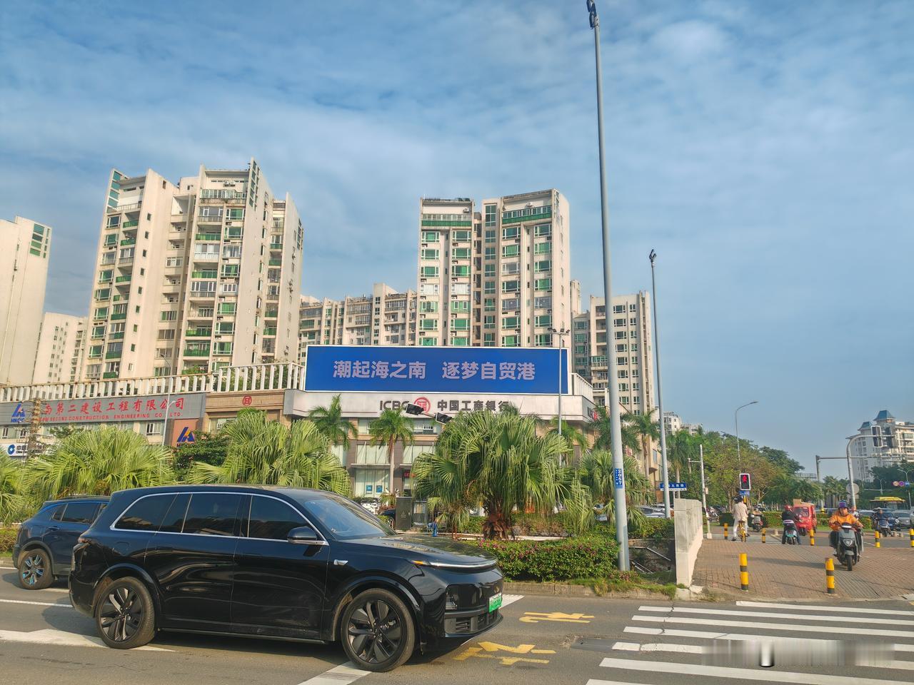 全岛封关了！有聪明人说我在海南买一辆豪车开出岛回大陆去，可以省大把钱了。拿3