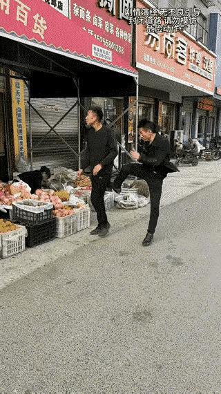 为了不花钱吃点东西，真不容易呀！[捂脸哭][笑着哭][大笑][赞][赞][赞]