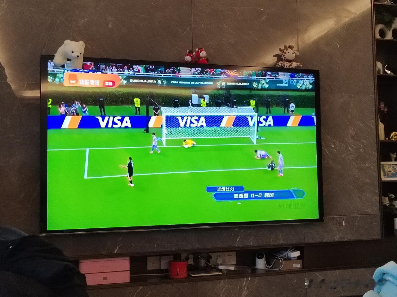 韩国打得还行，已经成功逼平了强大的墨西哥队。上半场太沉闷了，双方实力相近，互有