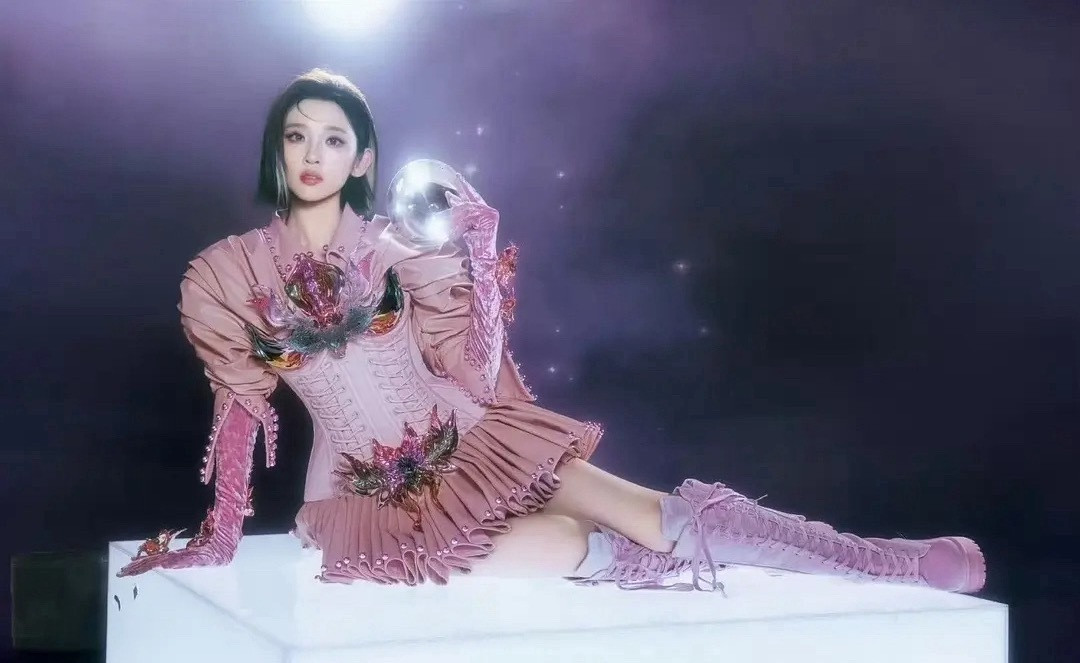 唐艺昕这个妆造真的好雷霆啊感觉