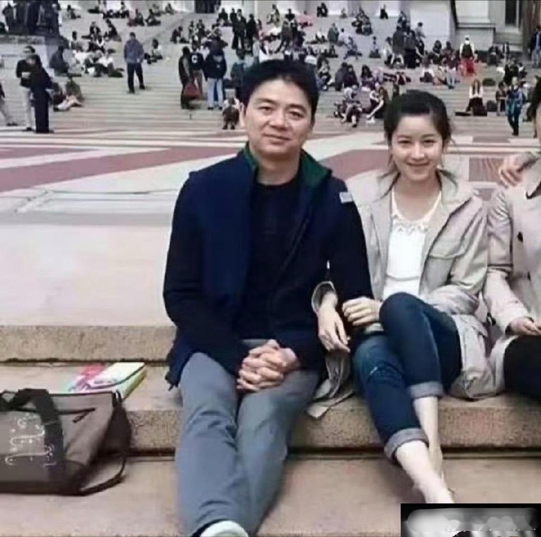这时候刘强东三十八，章泽天十八，俩人才刚认识没几天​​​