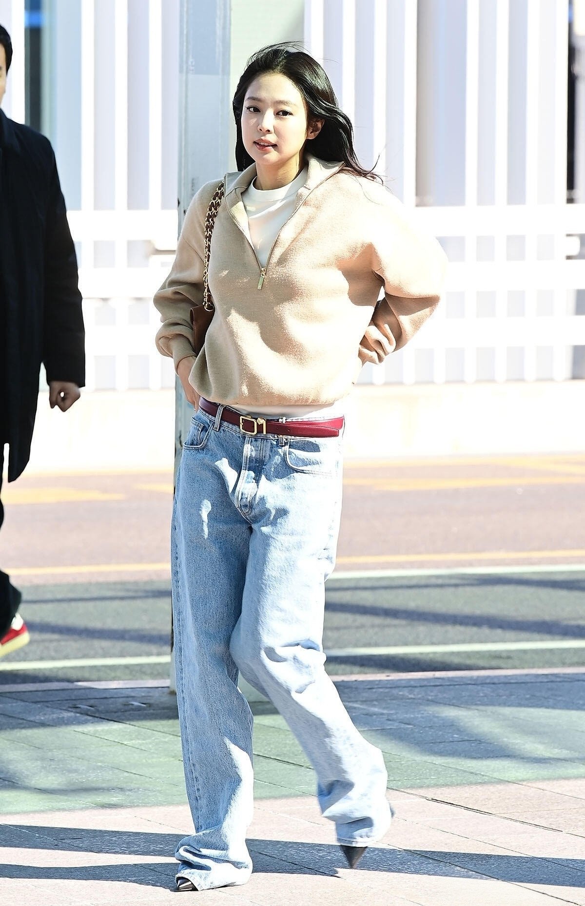 香奈儿大秀巴黎时装周Jennie身着香奈儿26A未发售系列启程巴黎时装周，浅棕