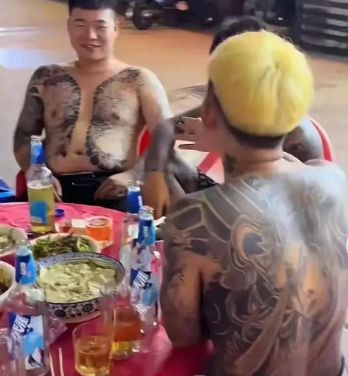 多加一个菜都得破产的精神小伙，这辈子也就这样了。