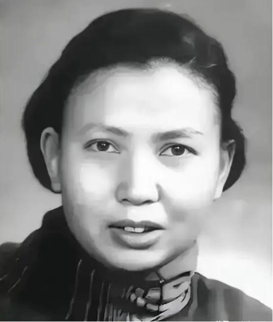 1941年，21岁的女战士莫林被俘，眼看就要被活埋。敌人恶狠狠的询问她，“你认识