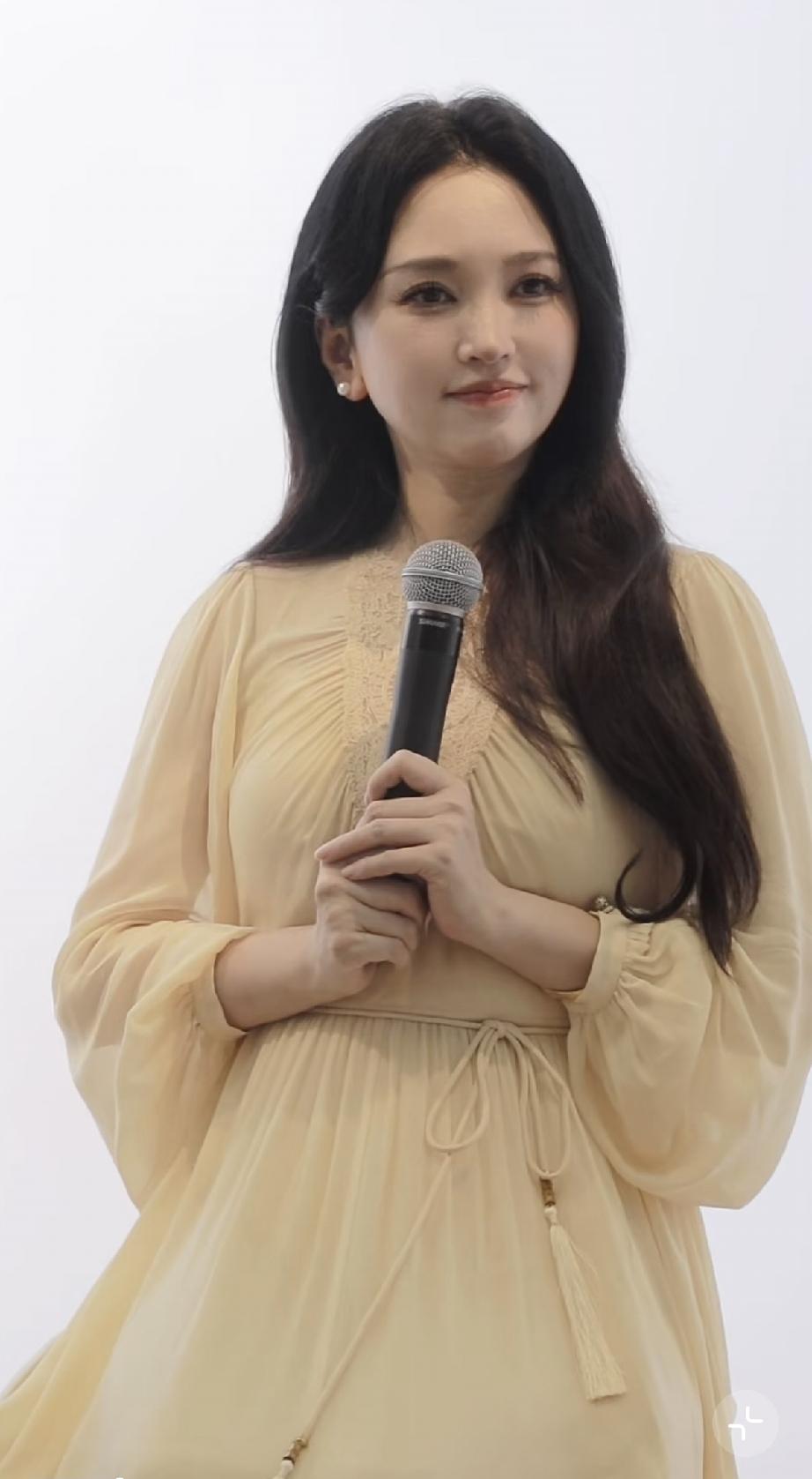 8月24日，金莎在上海参加丝美兰品牌活动，无修图下胖了不少，脸变大了，也变圆润了