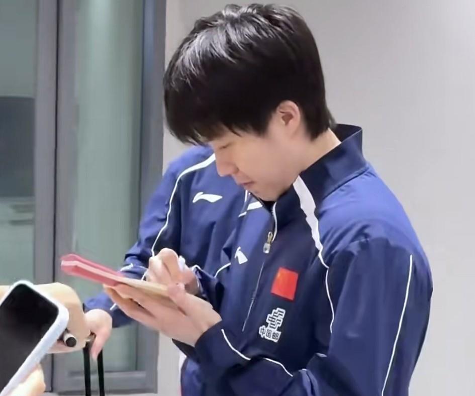 球迷下次找王楚钦签名要注意了有时候不是不想签而是有些地方不能签，比如白纸