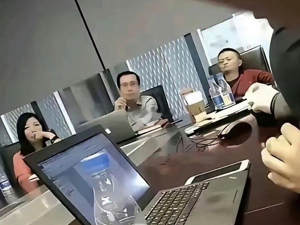 早期的马云开会时候的状态