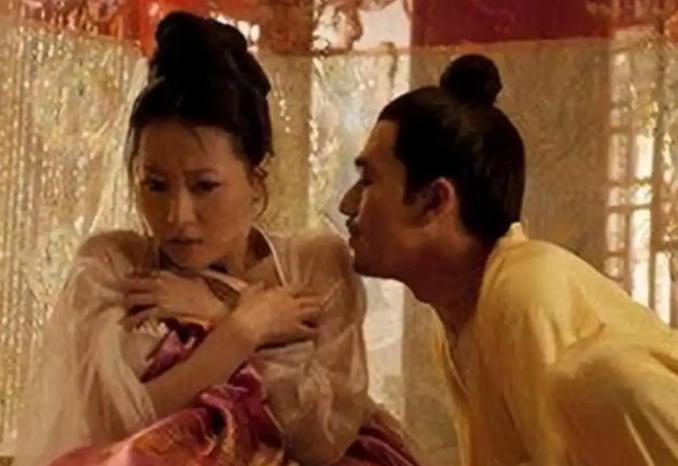 19岁的小媳妇月红，嫁的是62岁的张财主。一天晚上完事后，张财主摸着她的头发说：