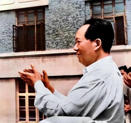 1949年9月30日，毛泽东以575票当选主席，距离“满票”缺了一票，周恩来找到