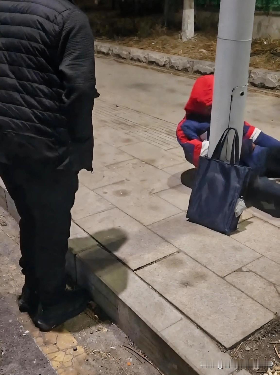 男子晚上11点左右开车经过一个路口，看到路边躺着一个人，他原以为是喝多了，后来走