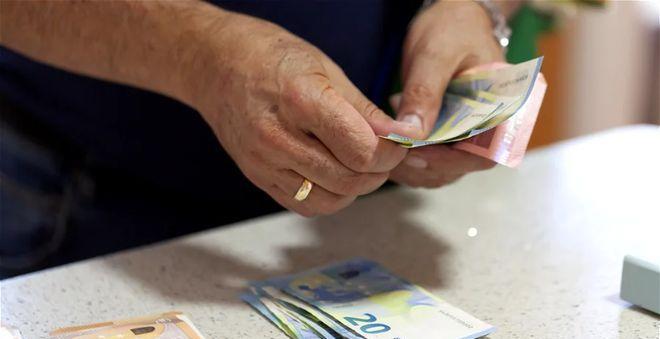 以前欧洲发达国家的工资，基本可以达到5000欧元，甚至更高，而现如今，很多欧洲发