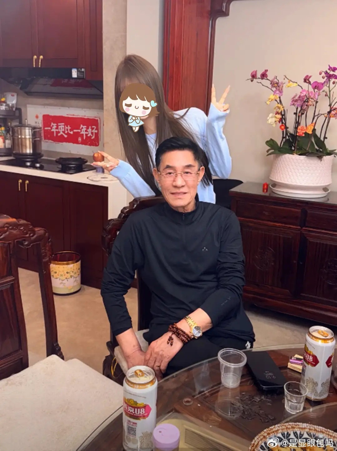 71岁杜志国回老家走亲，桌上6素1肉没硬菜，和家人一起追杜淳新剧！