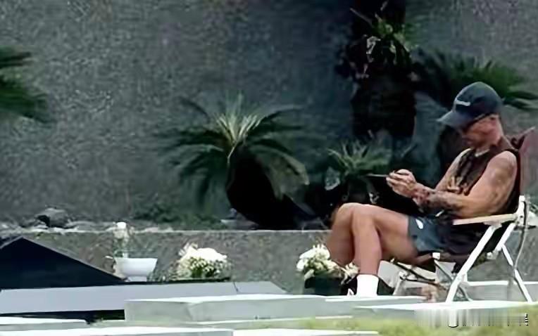 其实真的没有必要他到底爱不爱大s明眼人很清楚只不过心中还是有愧疚，一开始以为