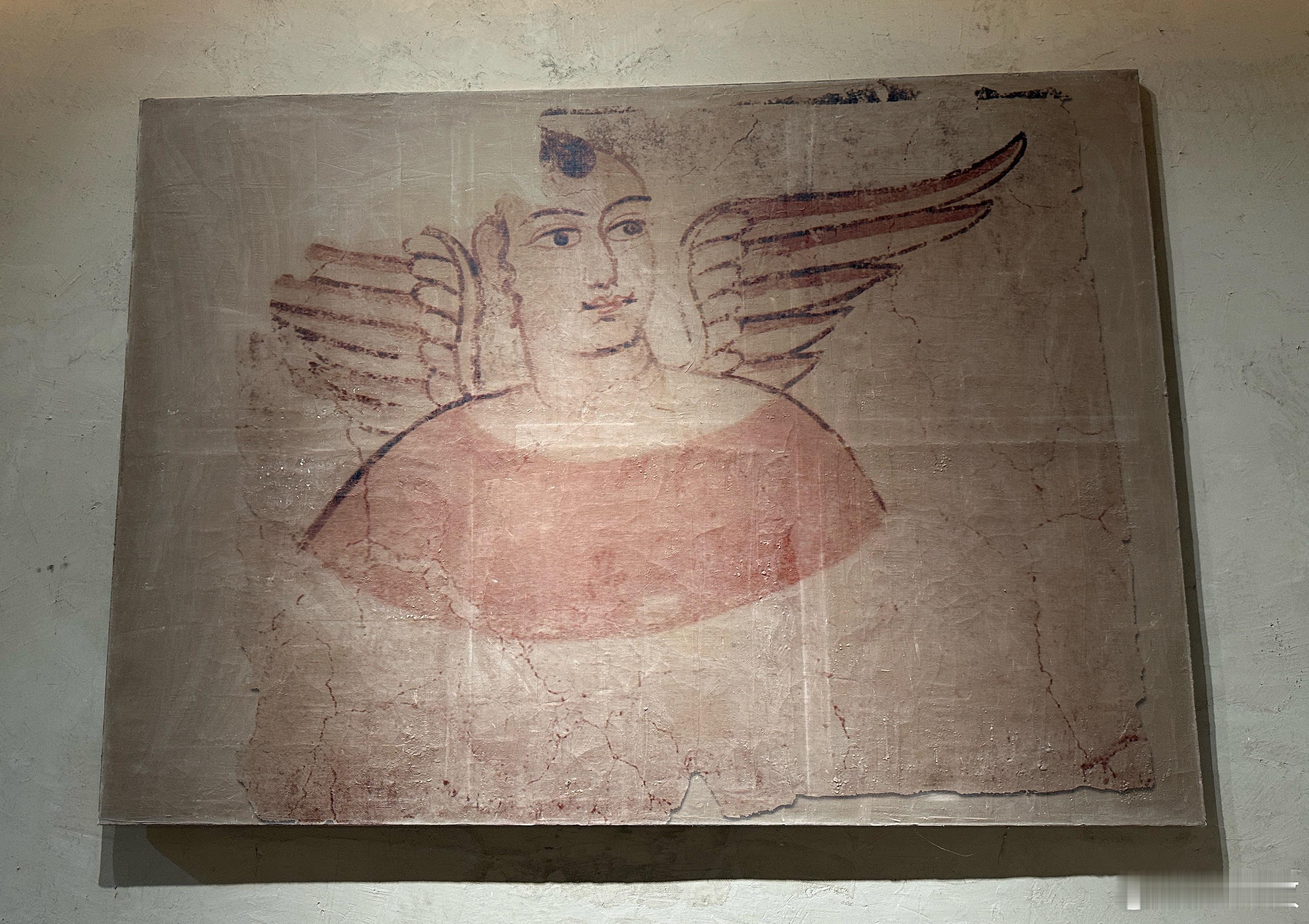 在新疆若羌的楼兰博物馆，看到这原本描绘于米兰古城佛寺里的壁画——有翼天使，如今只
