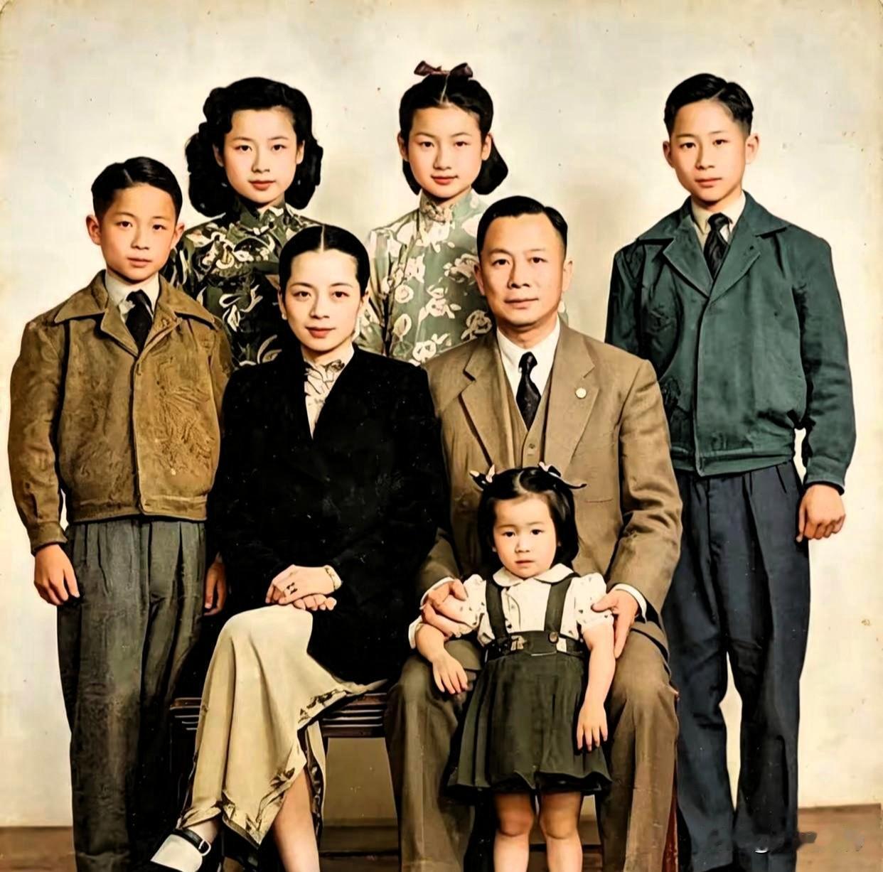 1948年，宋美龄初恋情人刘纪文罕见全家福，妻子貌若天仙，气质不凡​​​。老照
