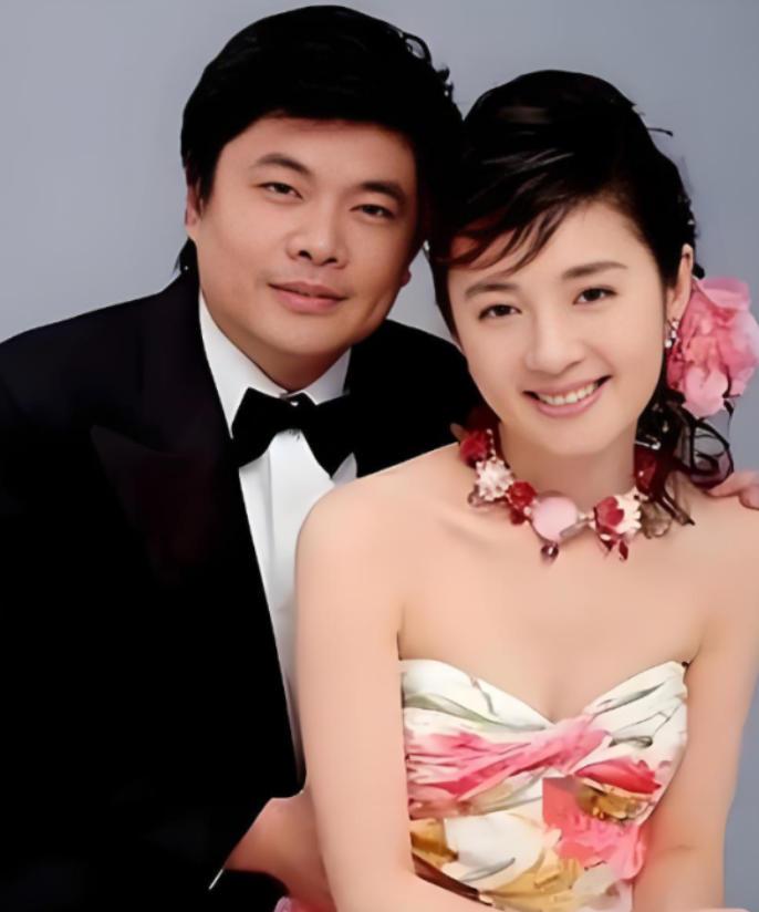 2004年，亿万富翁丁健对妻子说：“给你一个亿，离婚吧，我爱上别人了”，可妻子抱