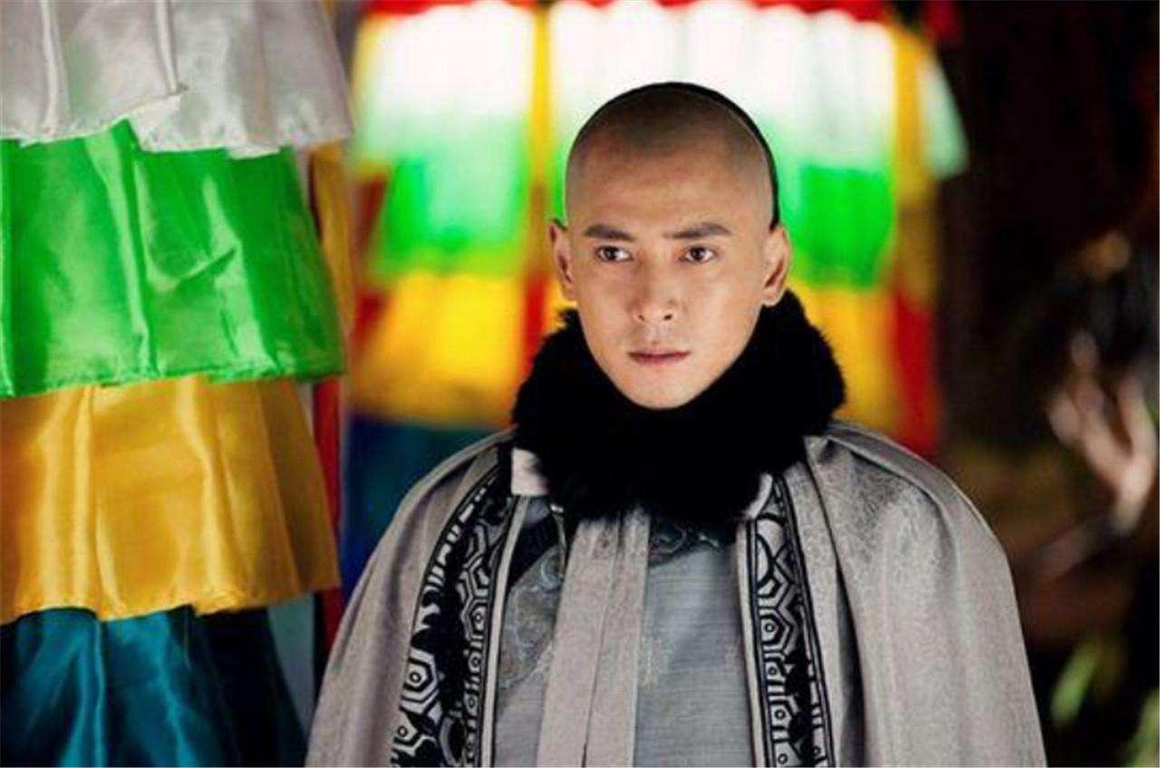 2万两白银。放到今天，少说也是几千万。一个18岁的年轻人，靠着死去的父亲，凭