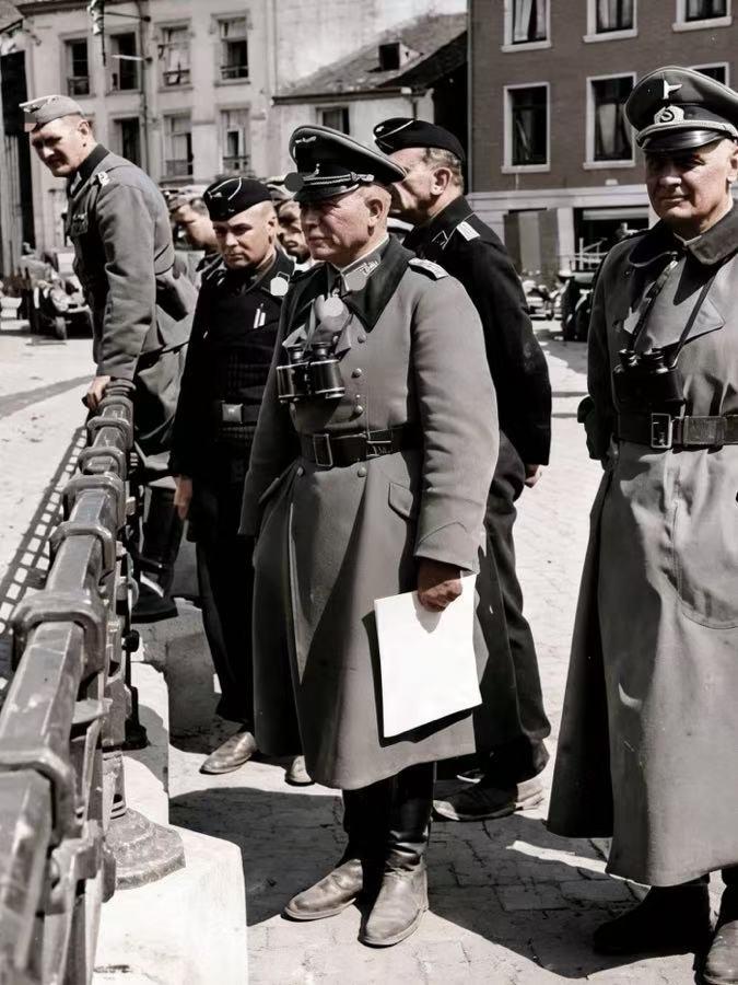 1940年5月，比利时布永，古德里安与部属们正在视察前线。古德里安是军事史上