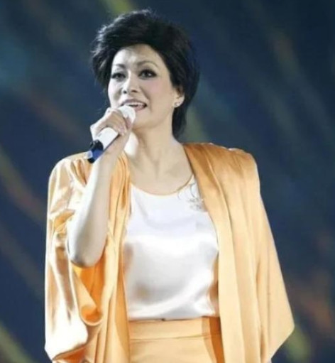 2021年，毛阿敏富商丈夫突然去世后，有人问她，“考虑过再嫁吗？”但毛阿敏坚定地
