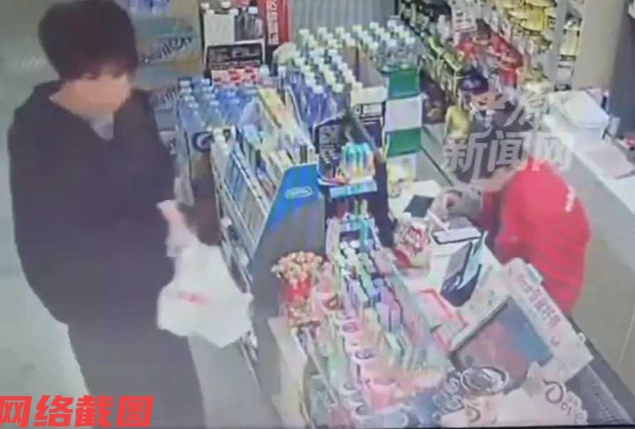 广东有男子去一家便利店买饮料。只不过男子在买完饮料后并没有离开，而是把饮料拉