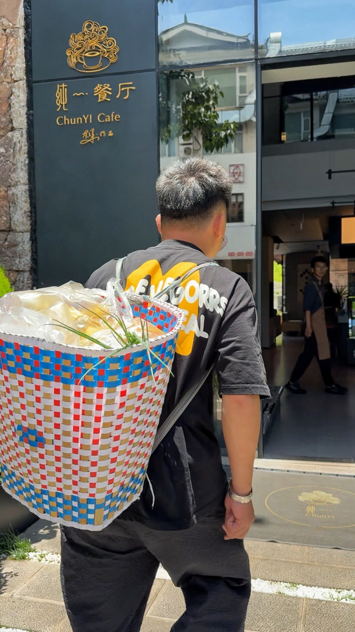 丽江居然藏着这么绝的西餐厅！本吃货宣布直接封神！一推门我就“哇塞”出声，这环境氛