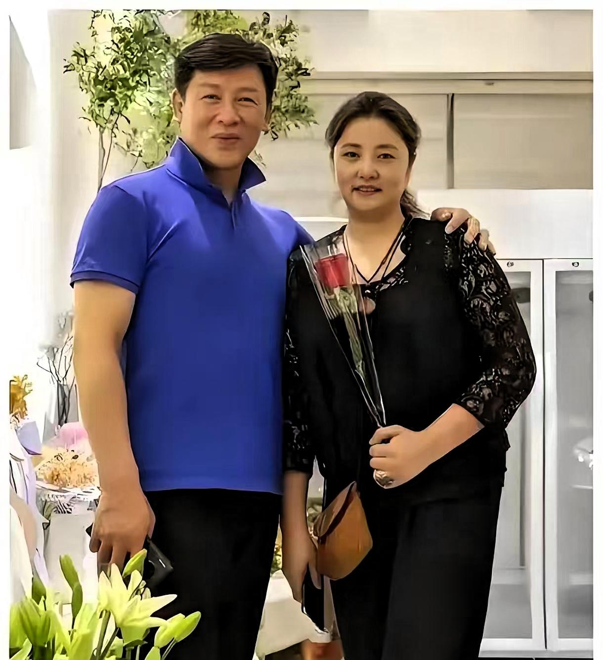 胡亚捷说:“我从来没在我老婆面前说她很胖，但她确实是胖了，胖了20斤。”年轻