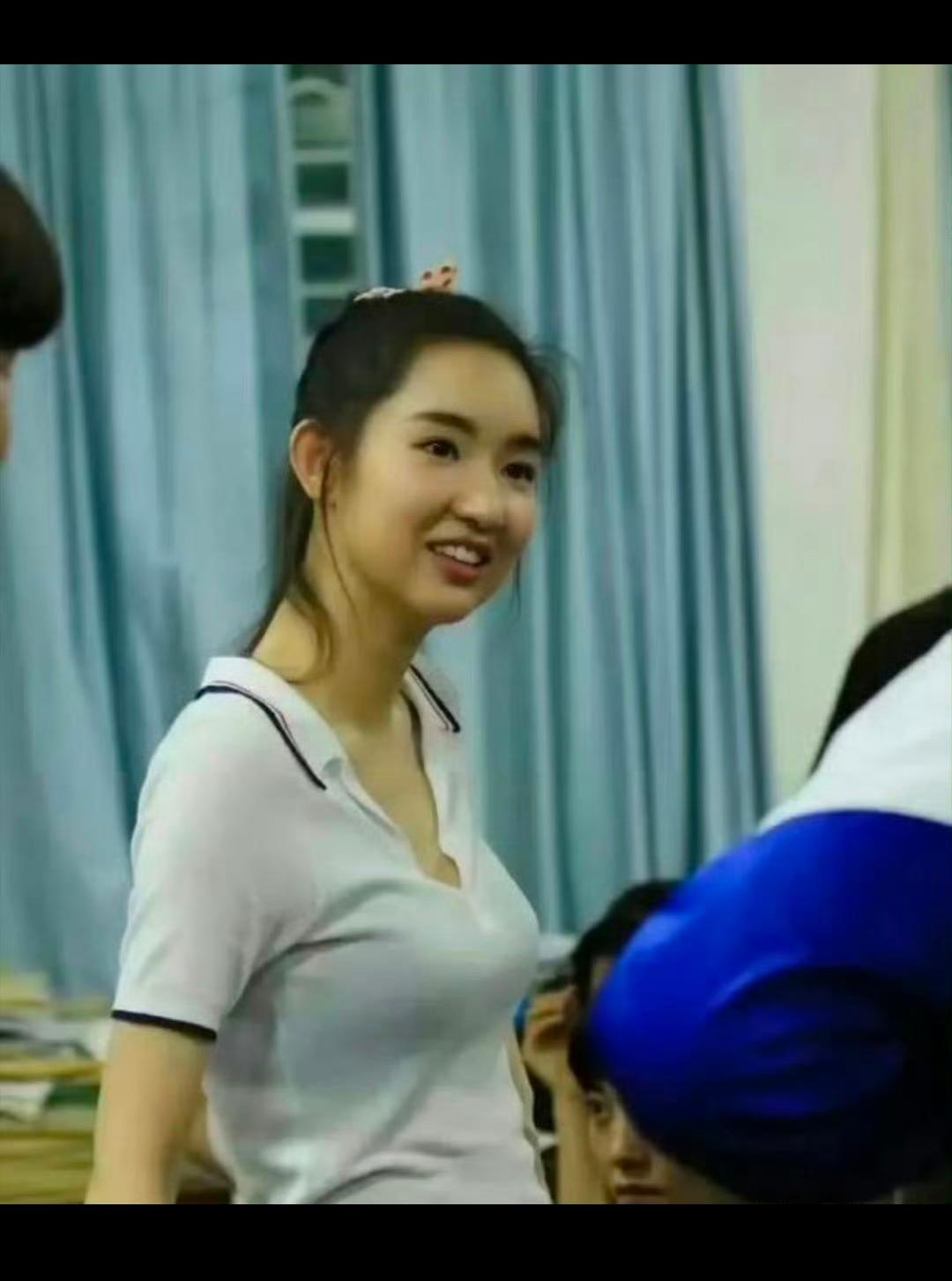 导演我们知道她长的漂亮，但是演初中生穿成这个样子有点用力过猛了吧！还有初中生都